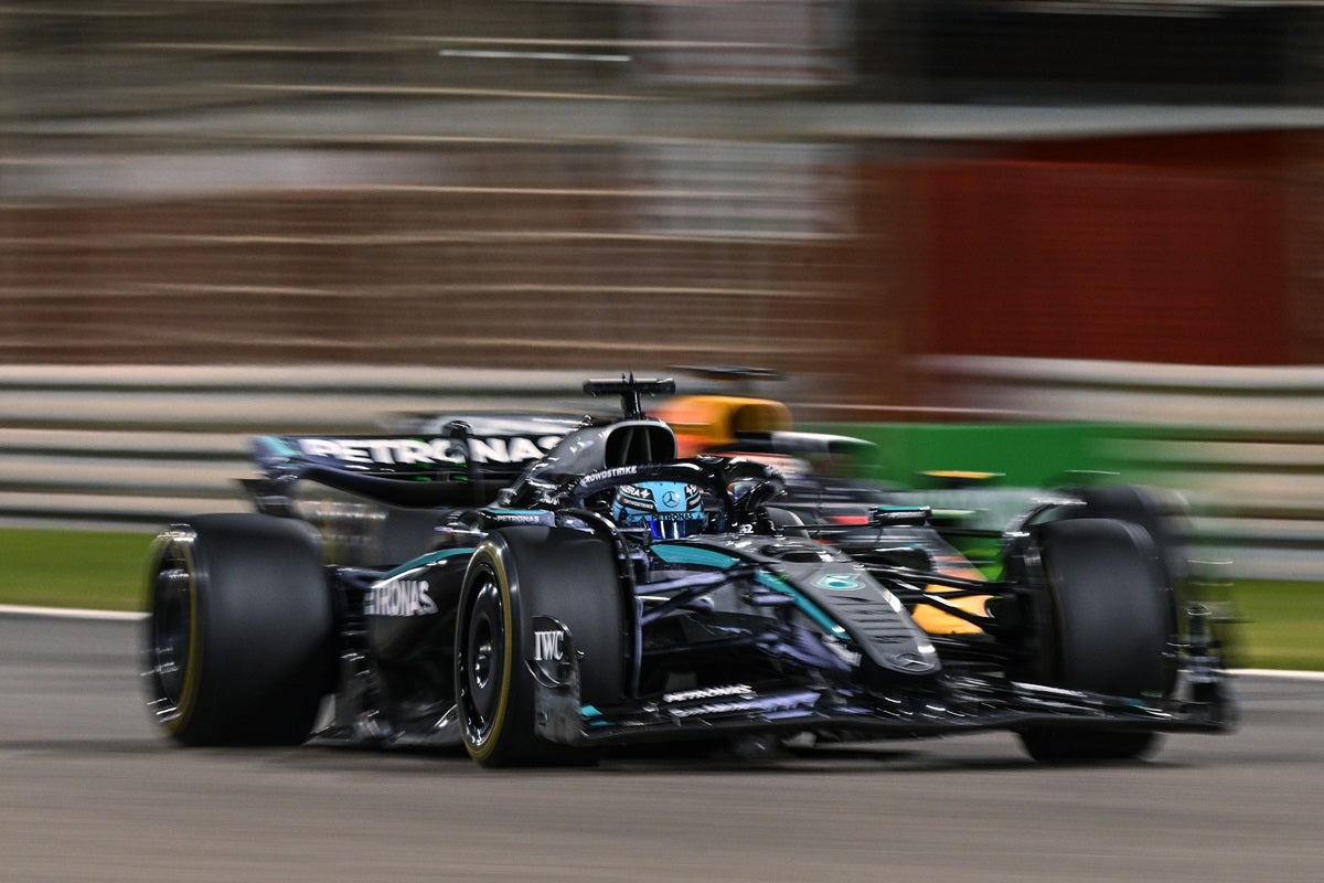 „Hovado, svetlo sa vyplo” - pokutujú Russella 40.000 eurami?