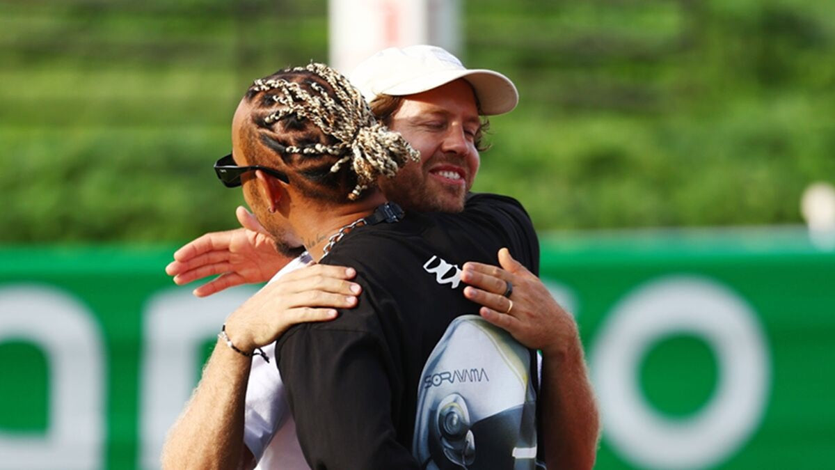 Vettel: "Ja Hamiltonovi fandím, nech je znovu majstrom!"