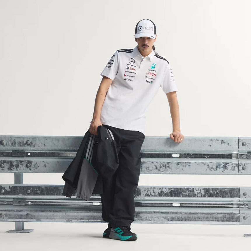 Mercedes póló, tím, inžinieri, adidas, biele, 2026