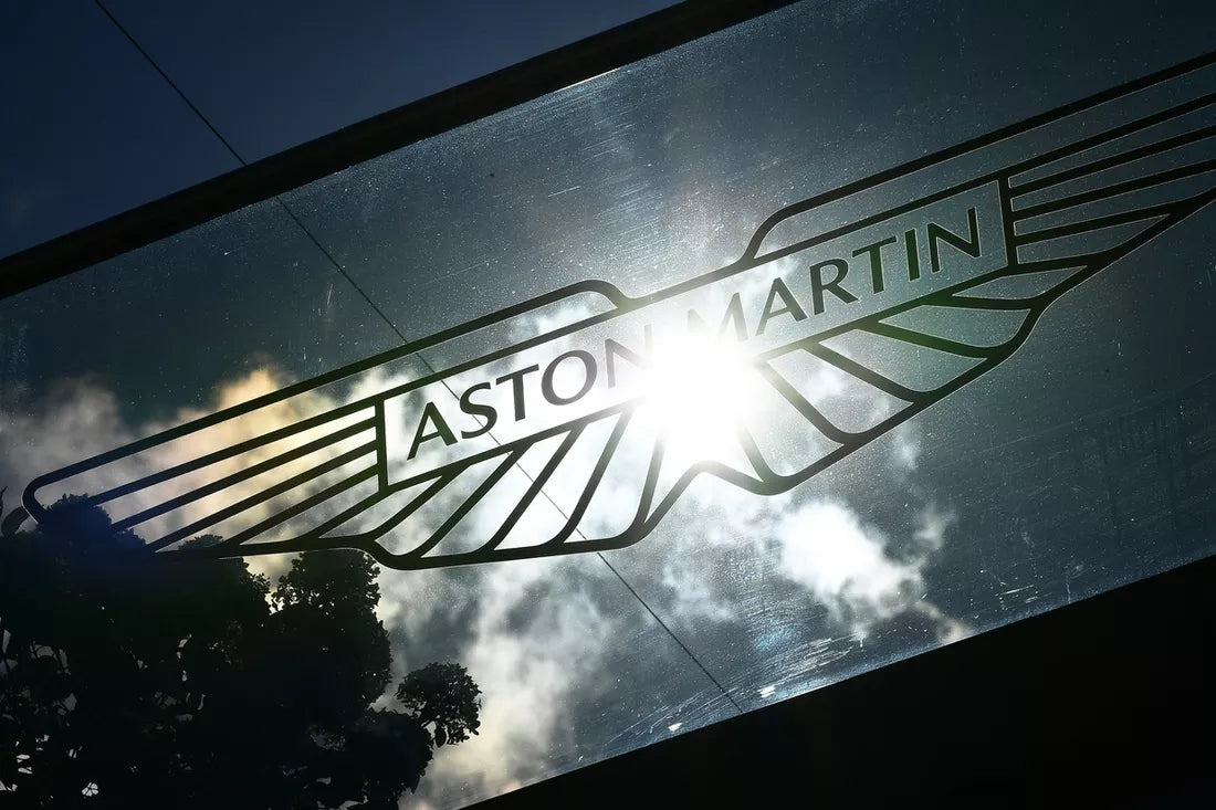 Porovnanie McLarenu a Aston Martinu AMR26