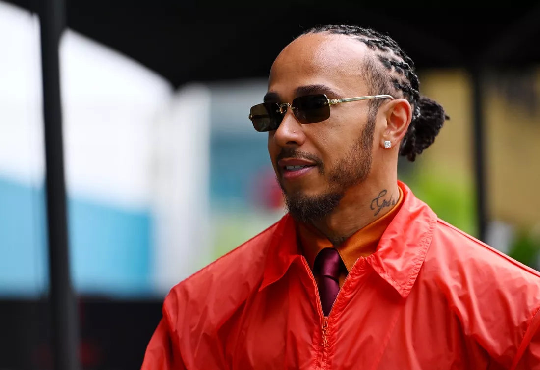 Hamilton kritizuje Ferrari za neskorú podporu a pravidlá súbojov