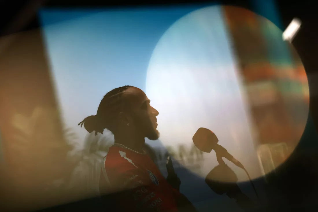 Hamilton vyzýva Ferrari k zmene komunikácie tímu