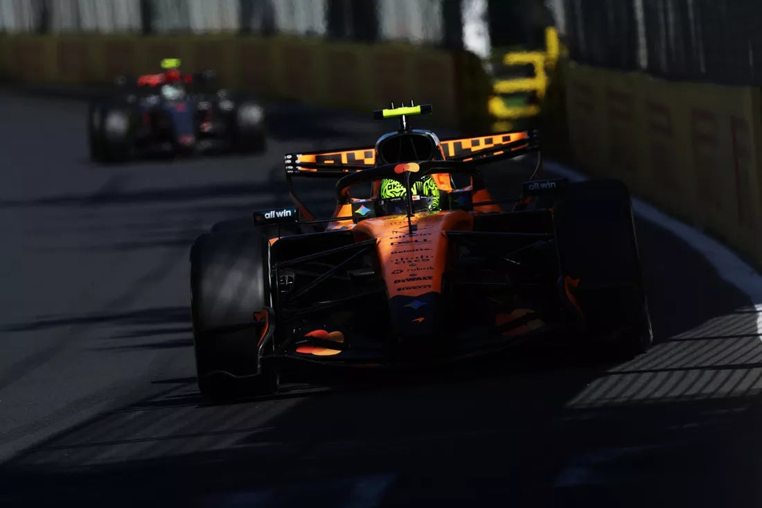 Norris získal pole position a víťazstvo s vylepšeným McLarenom