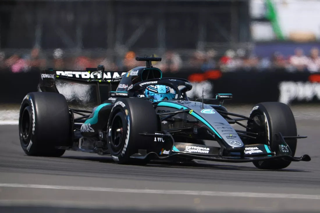 Russell získal pole, Sainz a Perez potrestaní