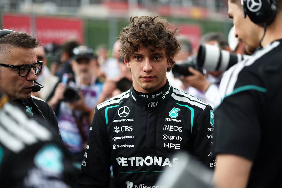 Mercedes a Antonelli dominujú v piatkových tréningoch