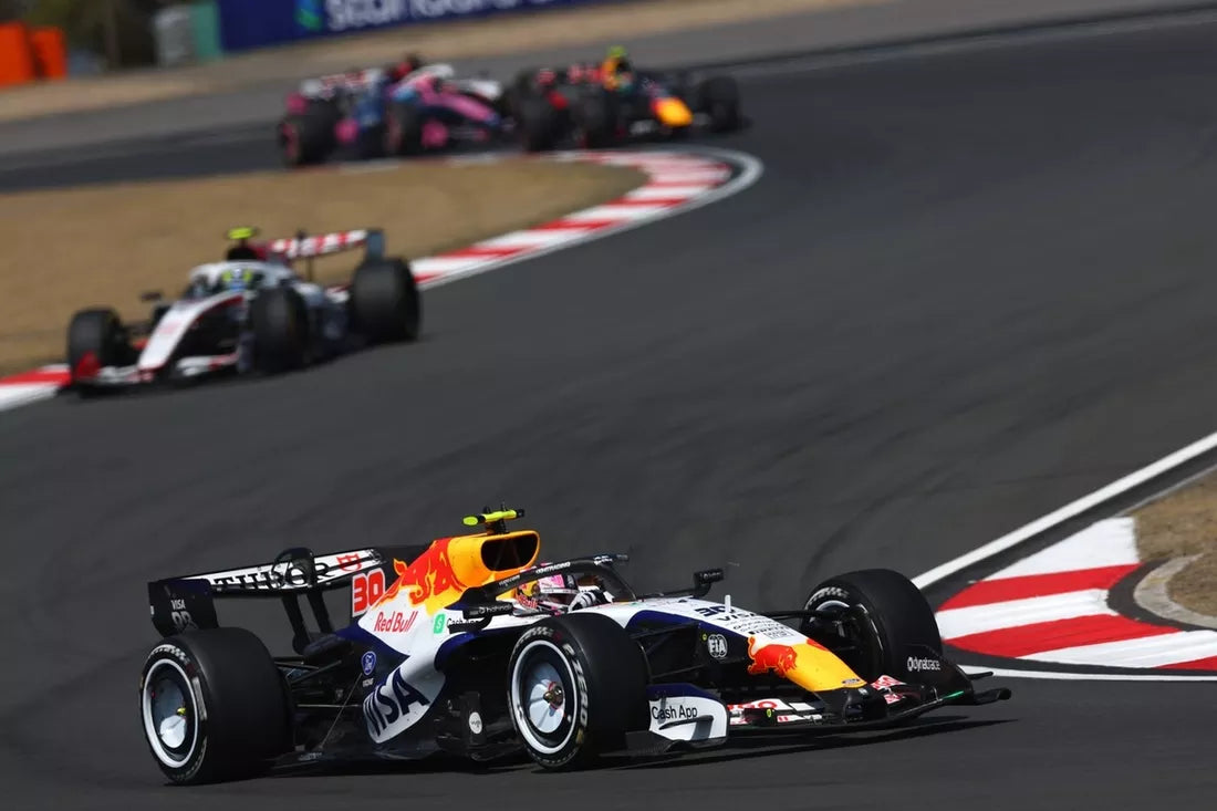 Lawson sa vrátil, Lindblad havaroval v Baku