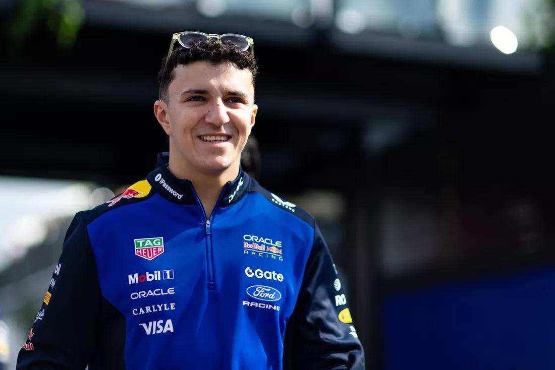 Hadjar vysvetľuje náročnosť Verstappena v Red Bulle