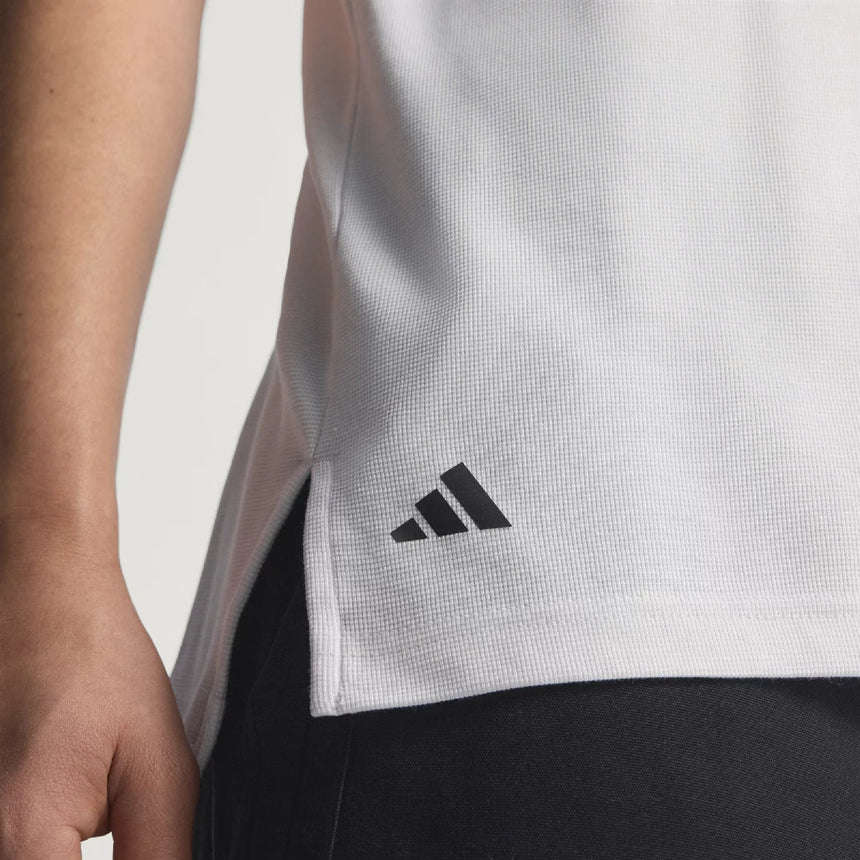 Mercedes póló, tím, inžinieri, adidas, biele, 2026